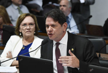 Cid Gomes critica projeto de Bolsonaro que altera regras do Código de Trânsito Brasileiro