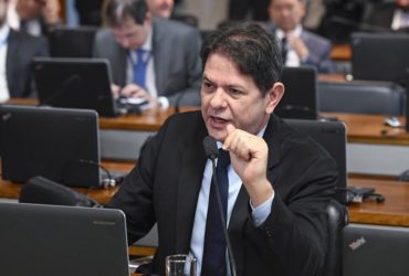 Cid Gomes vota pela sustação de decreto que flexibilizava porte e posse de armas
