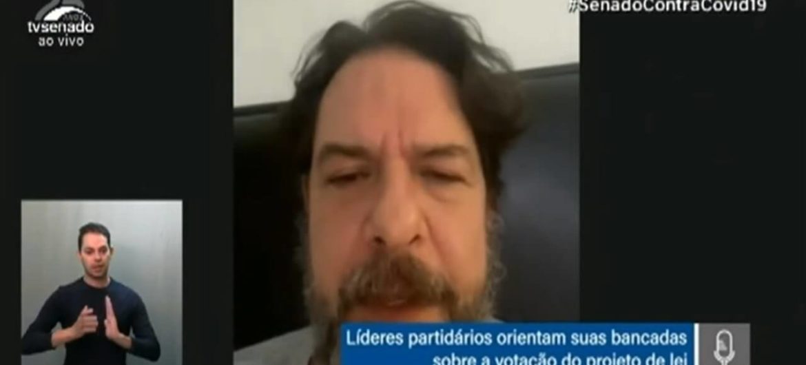 Cid Gomes apoia projeto que protege consumidores contra superendividamento